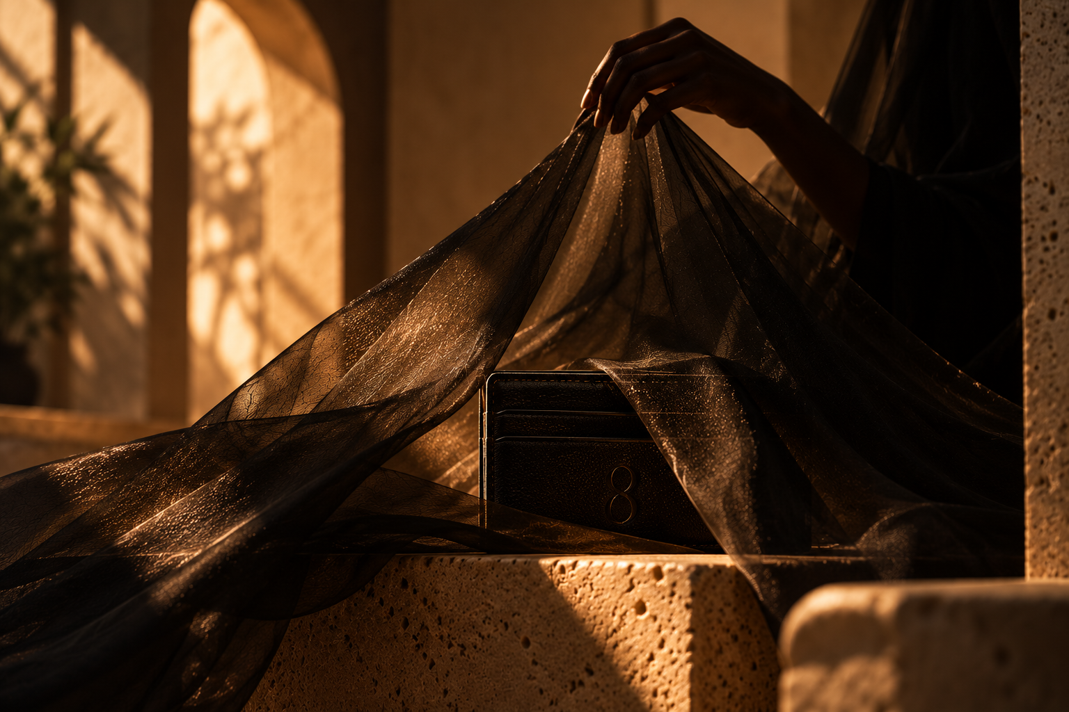 Création dissimulée sous un voile sombre, baignée d'une lumière dorée